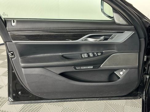 Used 2017 BMW 740i xDrive image 39