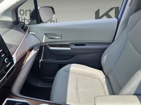 Used 2023 Toyota Sienna XLE FWD image 30