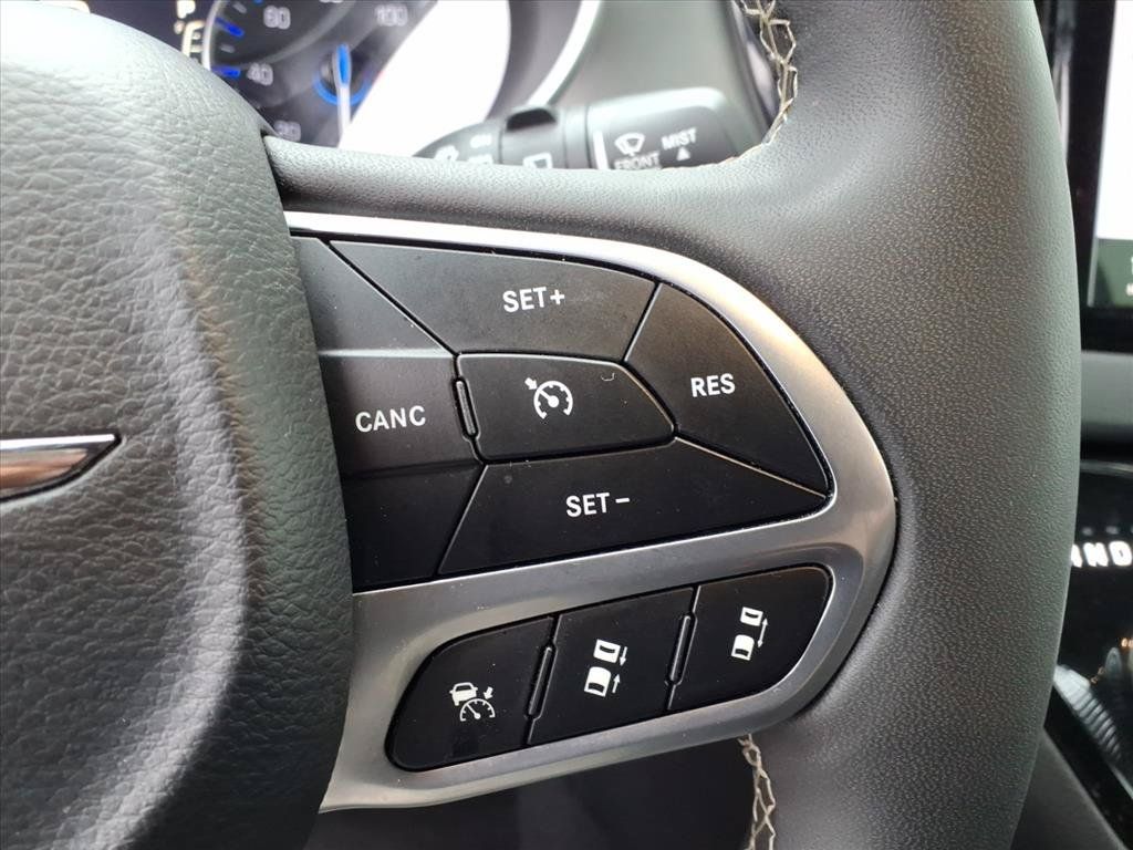 Used 2025 Chrysler Pacifica Select FWD image 19