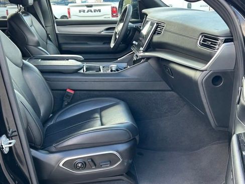 Used 2025 Jeep Wagoneer L 4WD image 11