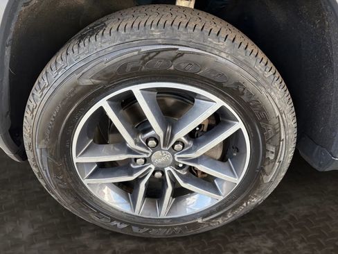 Used 2018 Jeep Grand Cherokee Limited image 34