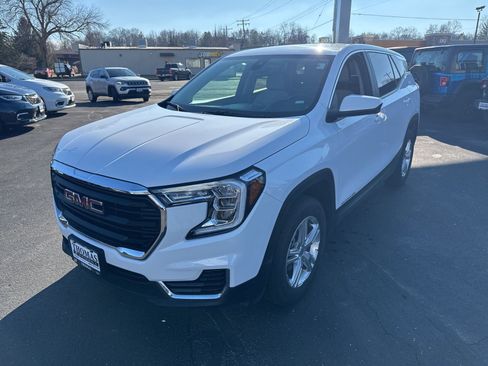 Used 2024 GMC Terrain SLE image 3