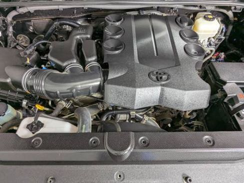 Used 2018 Toyota 4Runner SR5 AWD/4WD image 32