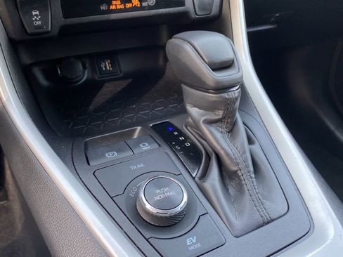 Used 2025 Toyota RAV4 LE image 29