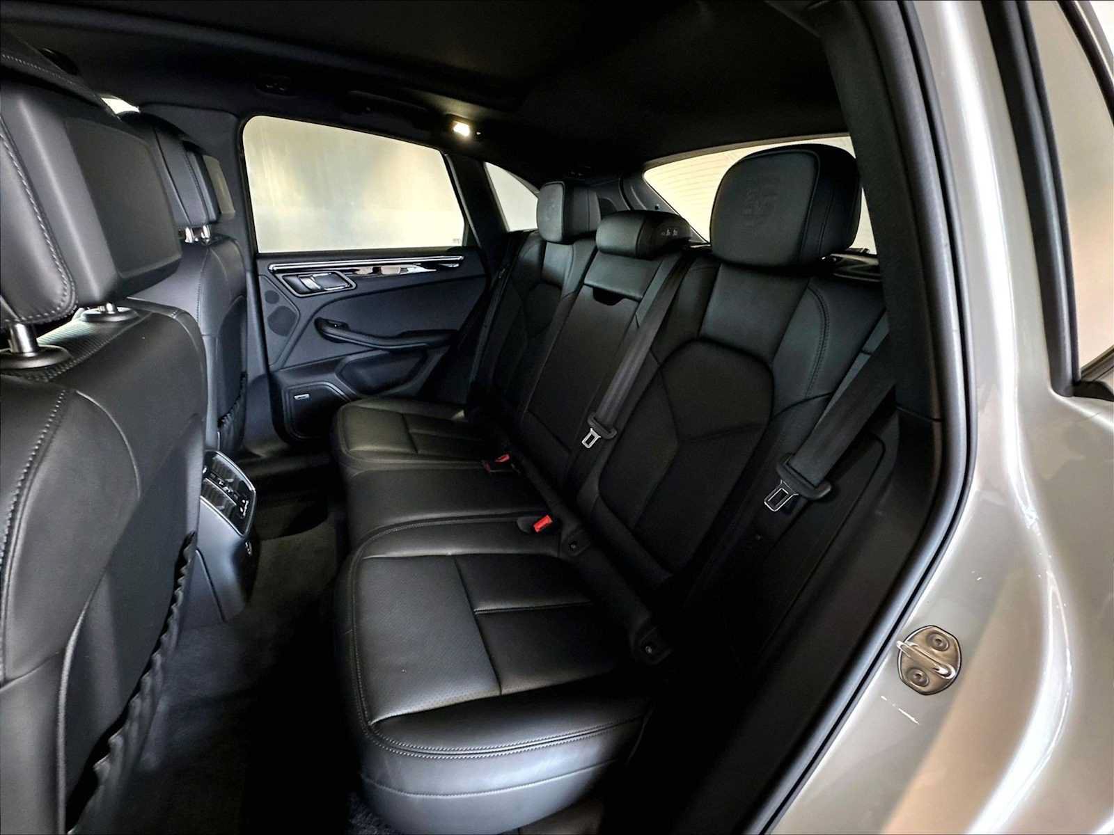 Used 2026 Porsche Macan AWD/4WD image 31
