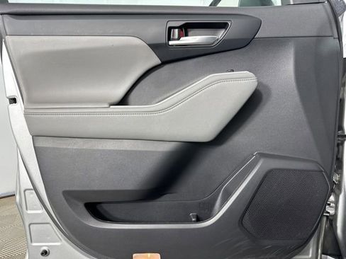 Used 2023 Toyota Highlander XLE AWD/4WD image 23