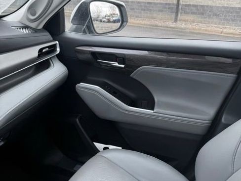 Used 2023 Toyota Highlander Limited image 31