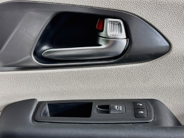 Used 2023 Chrysler Pacifica Touring-L FWD image 28