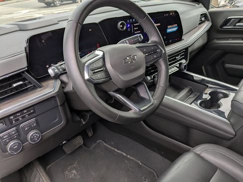 Used 2025 Chevrolet Suburban Z71 image 15