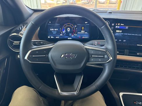 Used 2025 Chevrolet Equinox ACTIV w/ Safety and Technology Package image 9