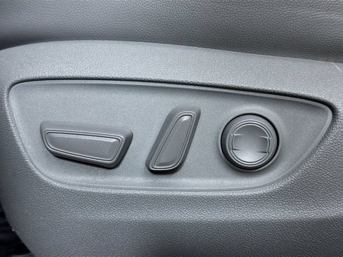 Used 2021 Toyota Highlander XLE FWD image 17
