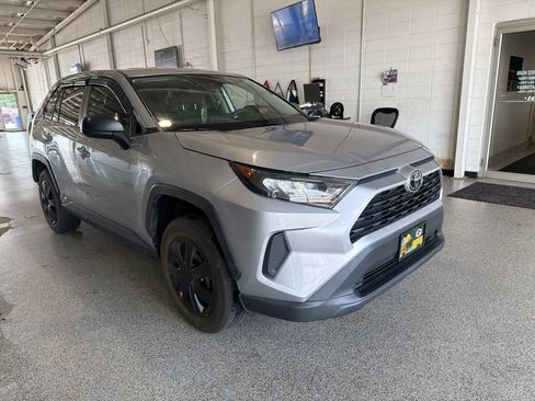 Used 2022 Toyota RAV4 LE AWD/4WD image 2