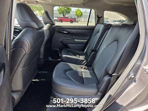 Used 2025 Toyota Highlander AWD image 10