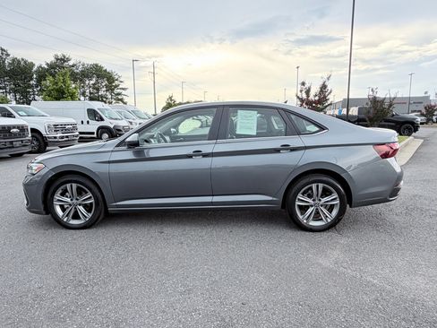 Used 2024 Volkswagen Jetta SE FWD image 5