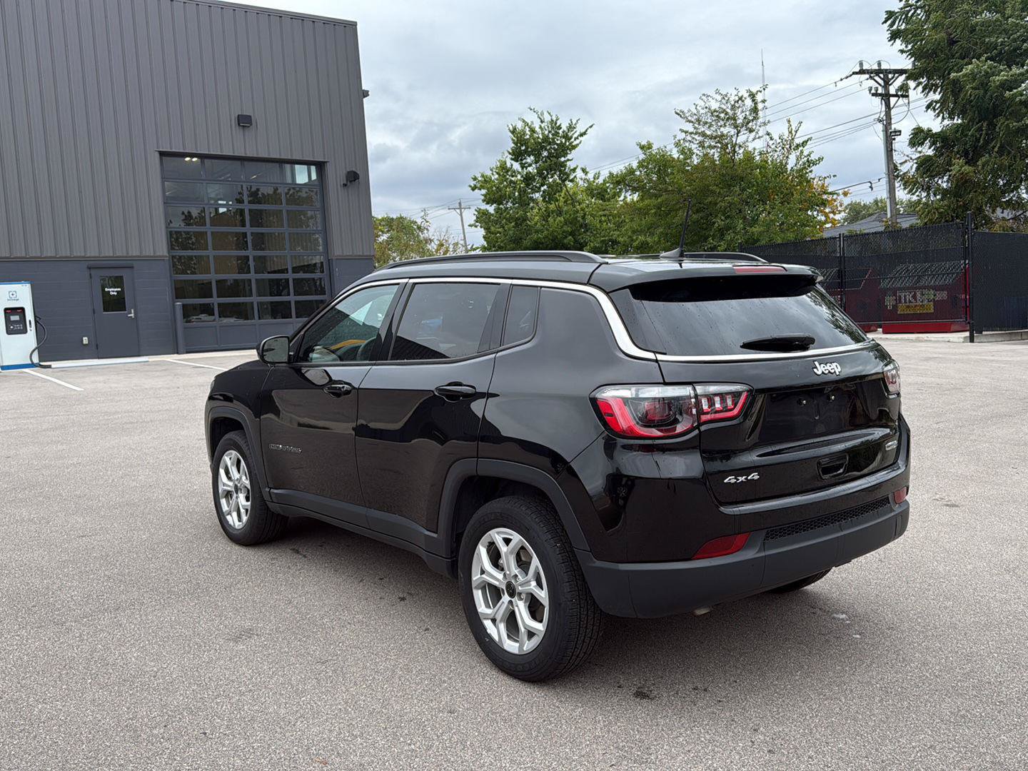 Used 2025 Jeep Compass Latitude AWD/4WD image 5