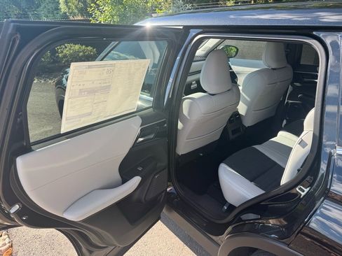 New 2025 Mitsubishi Outlander SE image 18