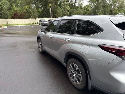 Used 2024 Toyota Highlander XLE FWD image 5