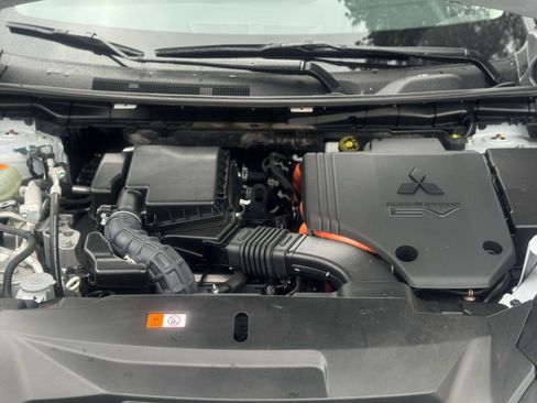 Used 2024 Mitsubishi Outlander 4WD Plug-In Hybrid image 4