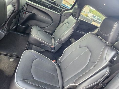 New 2026 Chrysler Pacifica Limited w/ S Appearance Package image 7