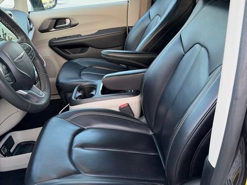 Used 2023 Chrysler Pacifica Touring-L FWD image 10