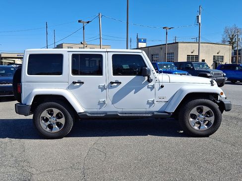 Used 2018 Jeep Wrangler Unlimited Sahara w/ Connectivity Group image 8