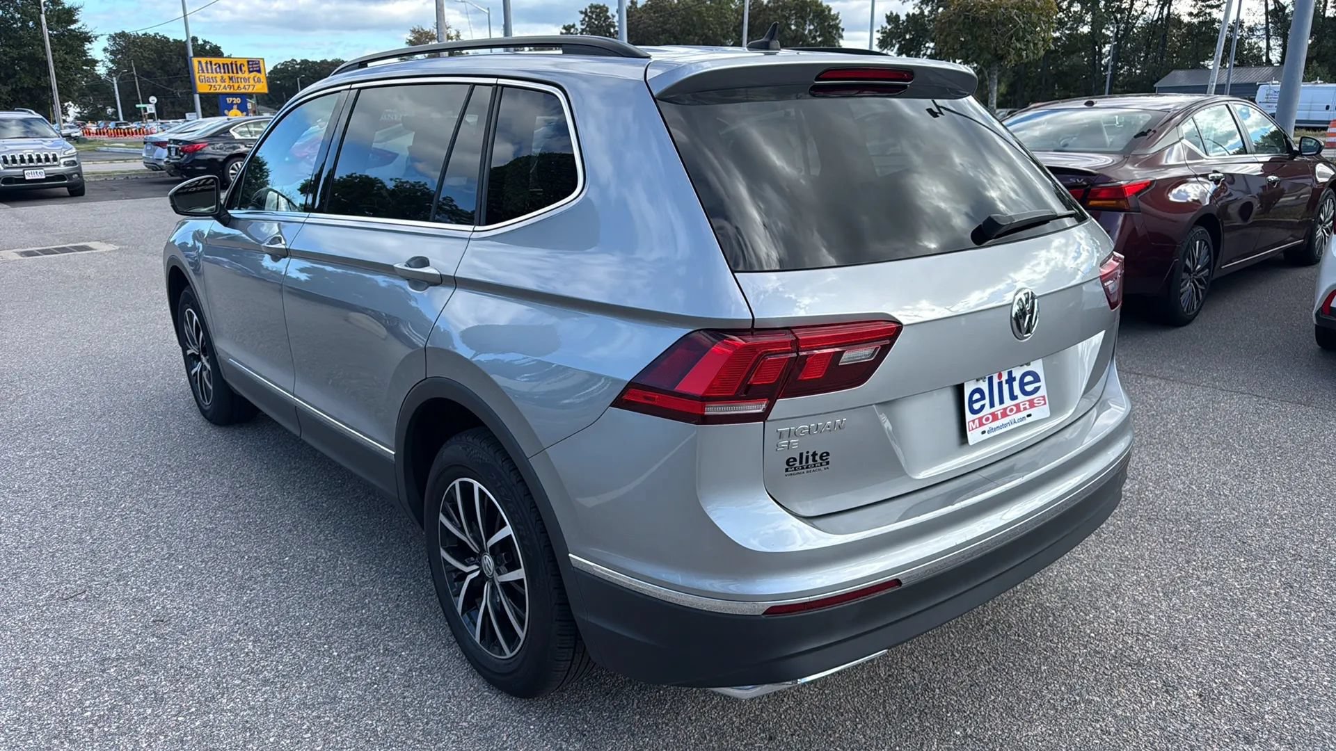 Used 2021 Volkswagen Tiguan SE w/ Panoramic Sunroof Package FWD image 5