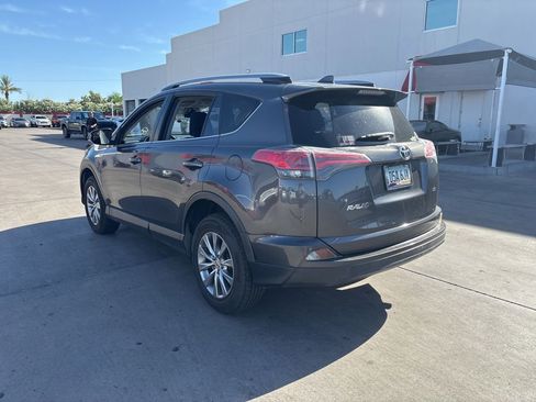Used 2018 Toyota RAV4 LE w/ Carpet Mat Package FWD image 4
