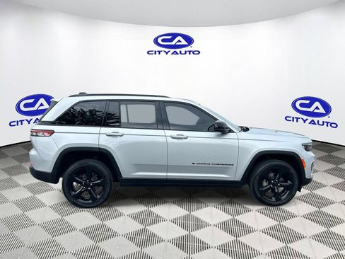 Used 2025 Jeep Grand Cherokee Altitude RWD image 2