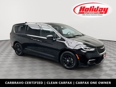 Used 2025 Chrysler Pacifica Select