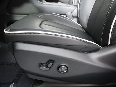 New 2026 Chrysler Pacifica Limited image 24