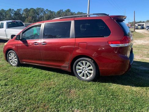 Used 2011 Toyota Sienna Limited w/ LTD Navigation Pkg FWD image 4