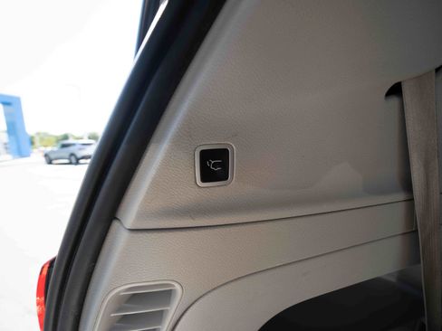 Used 2018 Chrysler Pacifica Touring Plus w/ Tire & Wheel Group FWD image 29