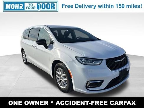 Used 2024 Chrysler Pacifica Touring-L image 3