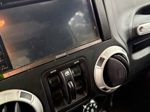 Used 2018 Jeep Wrangler Unlimited Sahara image 2