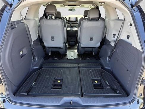 Used 2022 Toyota Sienna Limited image 7