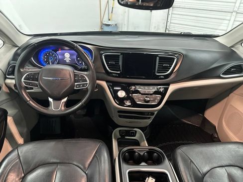 Used 2018 Chrysler Pacifica Touring-L Plus w/ Advanced Safetytec Group FWD image 23