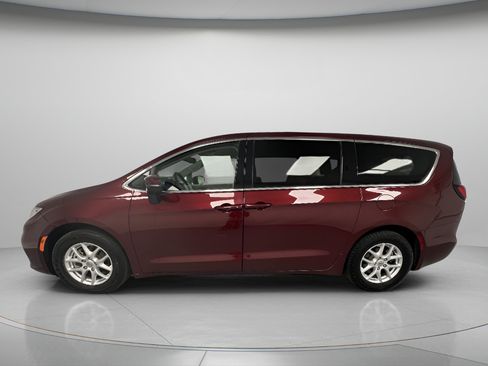 Used 2023 Chrysler Pacifica Touring-L FWD image 5