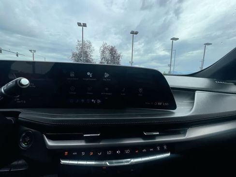 Used 2024 Cadillac XT4 Premium Luxury image 16