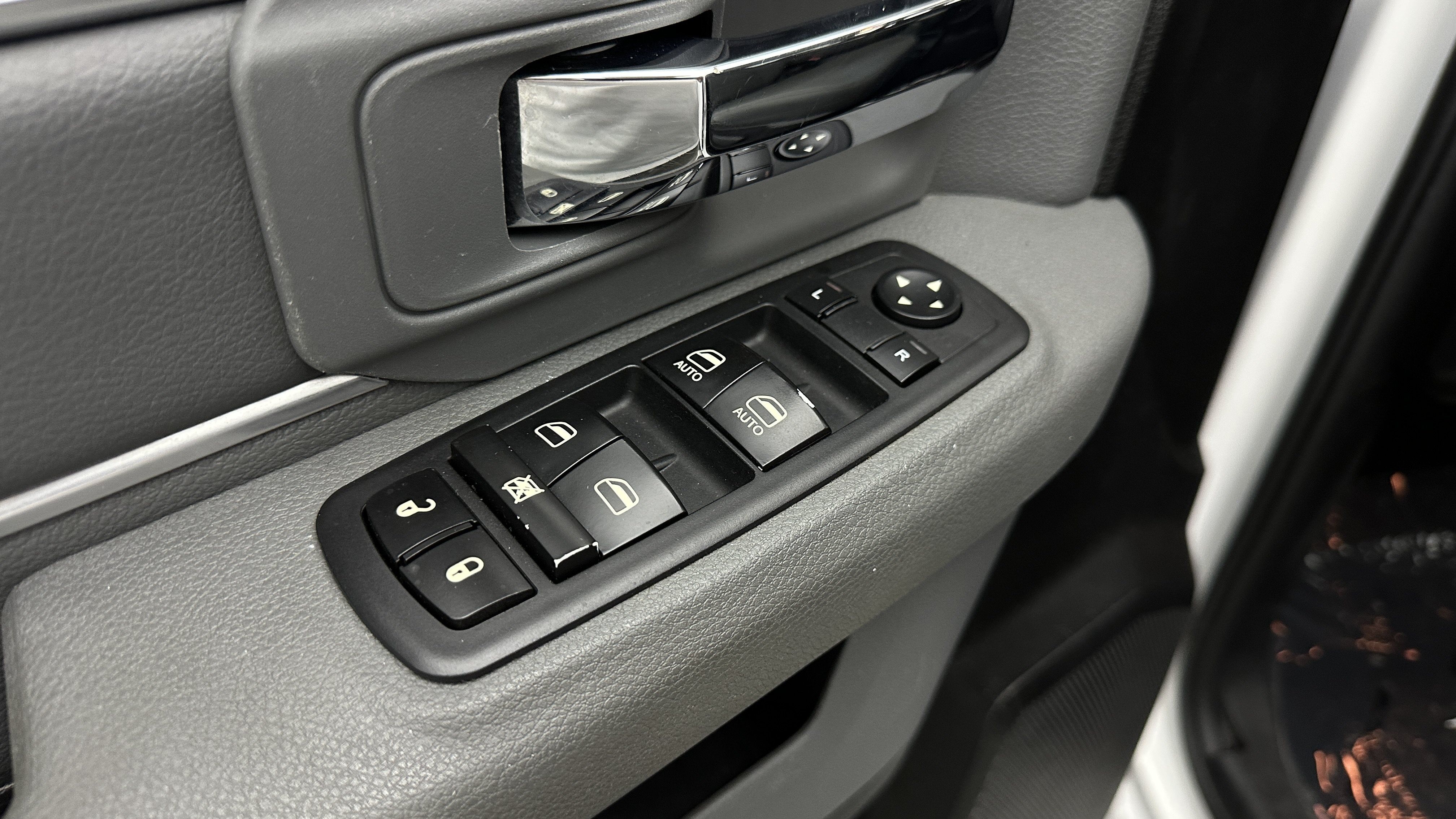 Used 2020 RAM 1500 Classic SLT RWD image 12