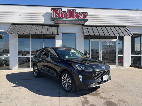 Used 2022 Ford Escape Titanium image 3