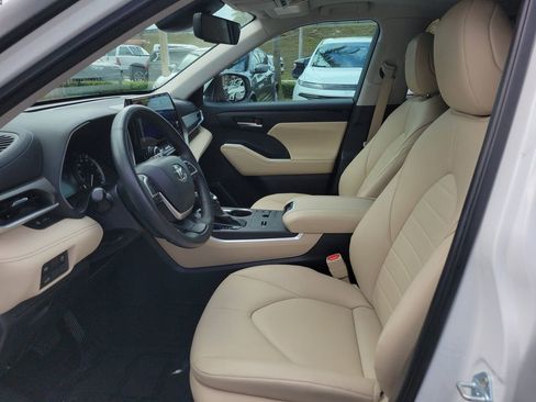 Used 2024 Toyota Highlander XLE FWD image 14