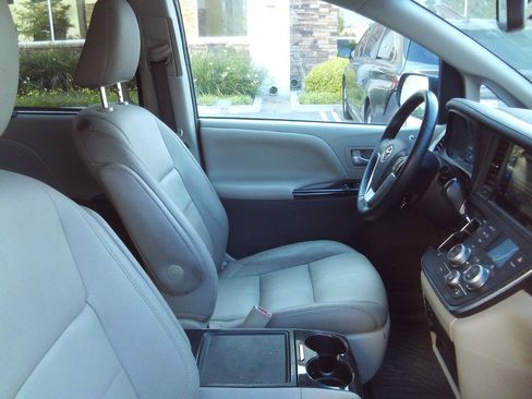 Used 2017 Toyota Sienna XLE w/ XLE Navigation Package FWD image 16