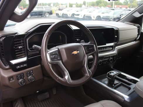 Certified 2022 Chevrolet Silverado 1500 LTZ w/ Technology Package AWD/4WD image 13