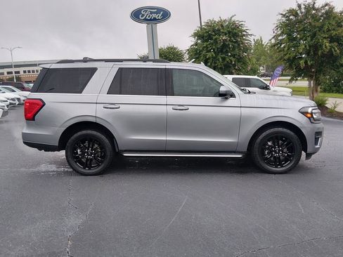 Used 2023 Ford Expedition XLT RWD image 3