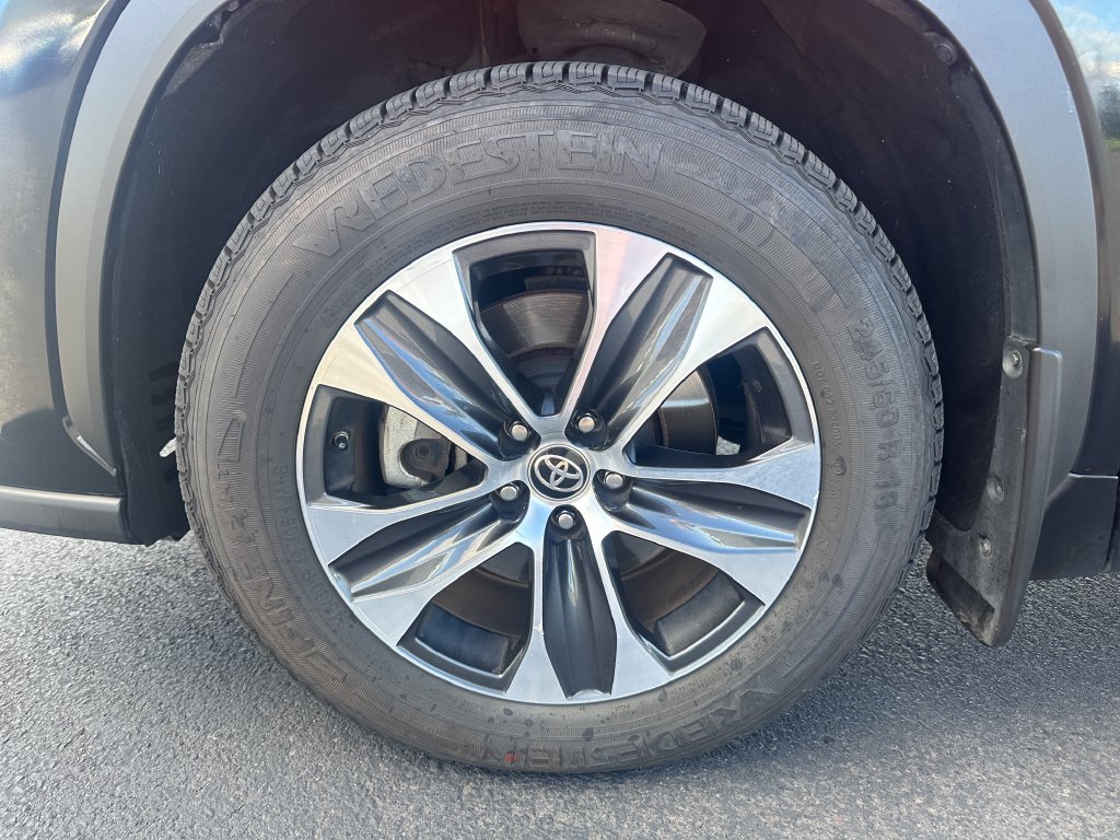 Used 2021 Toyota Highlander XLE AWD/4WD image 12