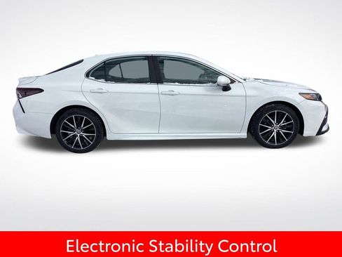Used 2024 Toyota Camry SE image 10