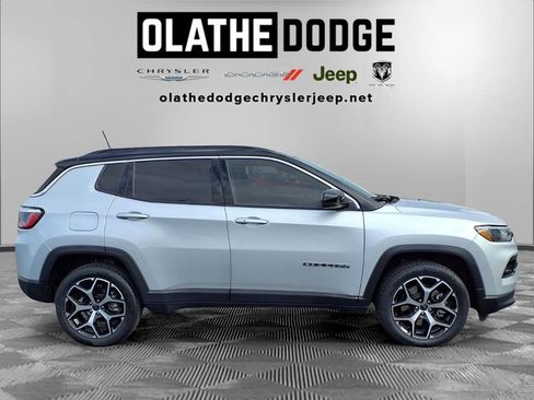 Used 2025 Jeep Compass Limited image 30