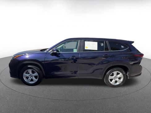 Used 2025 Toyota Highlander LE FWD image 9