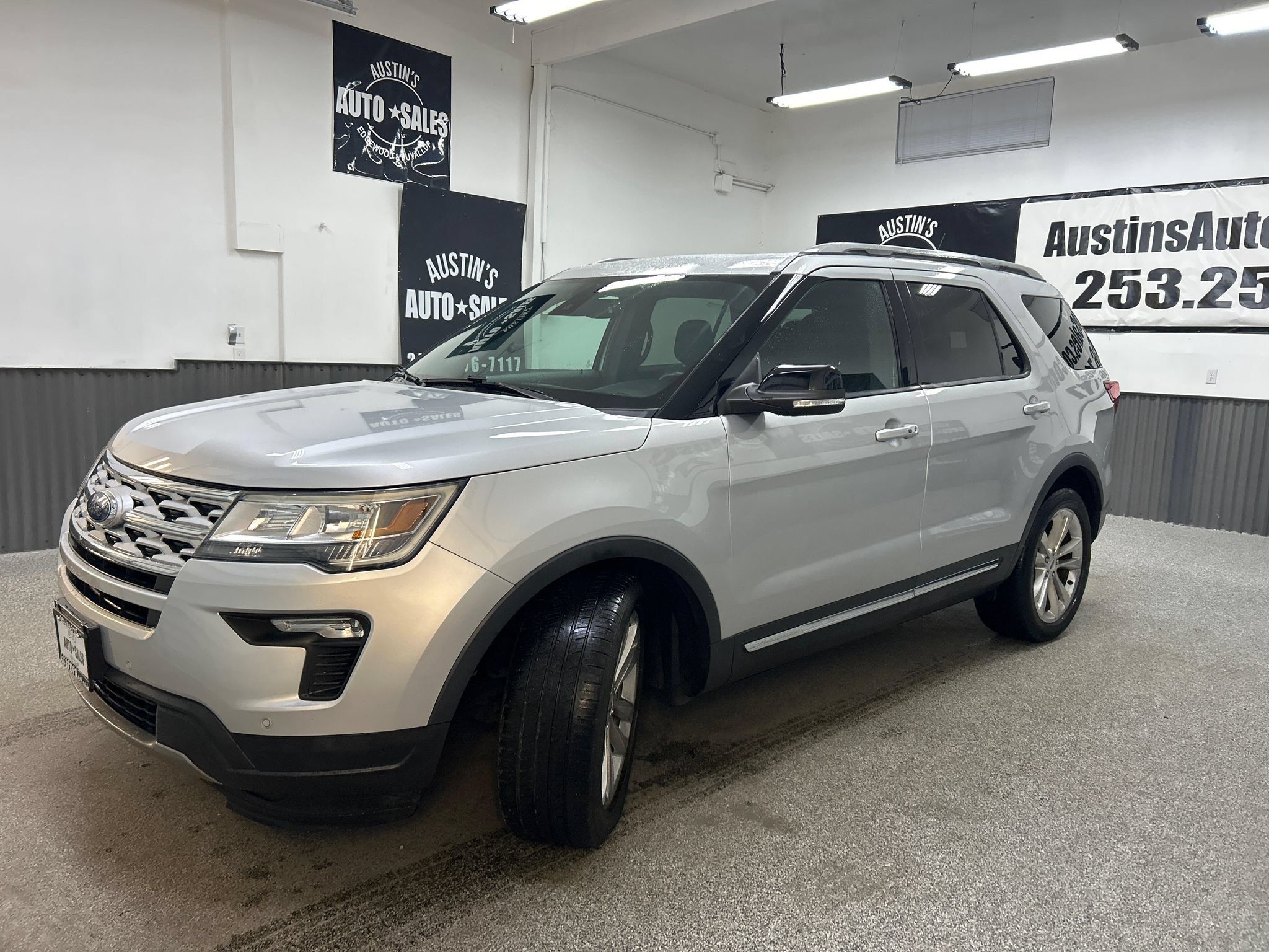 Used 2018 Ford Explorer XLT w/ Equipment Group 201A FWD image 3
