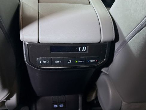 Used 2023 Toyota Highlander XLE AWD/4WD image 24